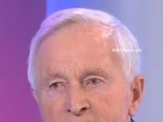 O rei Charles ‘gostaria muito’ que Andrew testemunhasse perante o Congresso dos EUA e ‘horrorizado’ com as revelações de Epstein, diz seu amigo próximo Jonathan Dimbleby