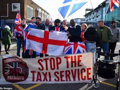 O apelo de subsídio da RNLI provoca indignação quando os residentes exigem que um pequeno barco de arrecadação de fundos de £ 200 seja usado para resgatar migrantes