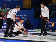 Seleção canadense de curling acusada de trapacear novamente nas Olimpíadas de Inverno enquanto o drama do duplo toque continua