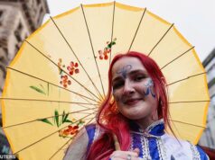 Ano do Cavalo: Dançarinos do dragão se apresentam no desfile de Liverpool enquanto as celebrações do Ano Novo Lunar começam com uma exibição colorida