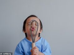 Esqueça bonecas e caminhões! Cientistas afirmam que as crianças deveriam brincar com batedeiras e espremedores de batatas para impulsionar o desenvolvimento