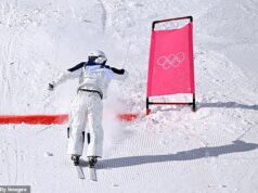 Momento chocante: esquiador cruza a linha de fundo depois que o competidor sai de campo antes de ganhar a prata