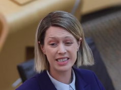 Cinco professores precisam de ajuda médica um dia após ataque de aluno em escola escocesa