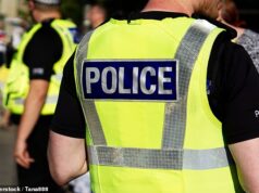 Um morto e outro lutando pela vida após esfaqueamento em Londres: quatro mulheres e dois homens presos