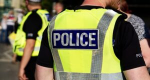 Um morto e outro lutando pela vida após esfaqueamento em Londres: quatro mulheres e dois homens presos