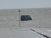 Faça meia-volta sempre que possível! Van de entrega da Amazon fica presa em lamaçais após rastreamento por GPS