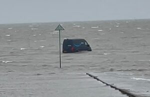 Faça meia-volta sempre que possível! Van de entrega da Amazon fica presa em lamaçais após rastreamento por GPS