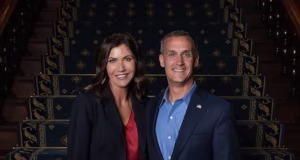 A verdade sobre o que Christie Noem realmente deixou no avião que deixou Corey Lewandowski tão nervoso: ‘Nunca foi por causa do cobertor’