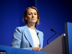 A Telstra faz um trabalho sangrento enquanto centenas enfrentam o machado quando empregos são enviados para a Índia e a IA assume o controle