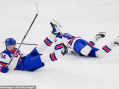 Momento embaraçoso que as estrelas do hóquei dos EUA colidiram entre si nas Olimpíadas de Inverno… antes de uma discussão acalorada no banco