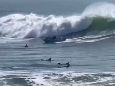 Surfistas adolescentes aclamados como heróis depois de salvarem família cujo barco afundou em meio a ondas de 3,6 metros na Califórnia