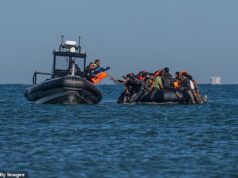 Mais de 70 migrantes de barco receberão um total de £ 500.000 em compensação depois que seus telefones foram apreendidos e seus direitos humanos violados