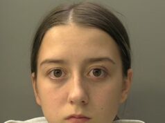 O momento em que a mulher, de 19 anos, usou um Fiat 500 personalizado para atropelar o adolescente enquanto ele jogava rugby com amigos no estacionamento de uma estação de trem.