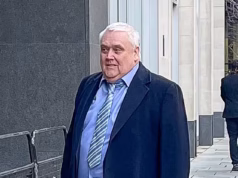 O magnata das vendas de automóveis está processando sua própria empresa de £ 200 milhões depois de ser demitido por comentários ‘ofensivos’ aos funcionários – mas afirma que é uma vítima