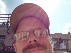 Voluntária trabalhadora da igreja de Nova York desmaia enquanto pegava uma receita durante uma onda de frio e depois morre do lado de fora em um clima congelante quando ninguém se preocupa em ajudá-la