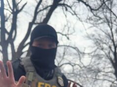 Hilariante queda de uma manifestante após a ‘atrevida’ agente do ICE que gritou com ela enquanto ela prendia um suposto estuprador de crianças