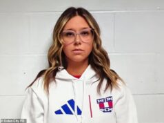 Secretária escolar, 31 anos, acusada de fazer sexo com duas alunas após ser flagrada pelo marido, que a ‘espancava’