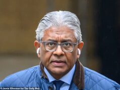 Ele está sendo julgado por estuprar e agredir sexualmente um restaurante em Knightsbridge