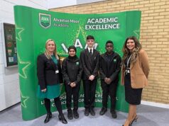 A escola trocou o tradicional blazer, camisa e gravata por jaquetas e camisetas depois de perguntar aos alunos o que eles queriam mudar.