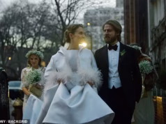 Nepo Baby Maya Hawke aparece com estrelas de Stranger Things na frente dos pais famosos Uma Thurman e Ethan