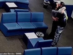 O momento em que uma oficial de condicional beija seu namorado assassino condenado enquanto o visitava na prisão