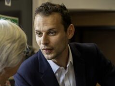 O Ministro do Trabalho, no centro de um escândalo de difamação jornalística, foi chamado a renunciar