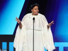 A estrela da White Lotus ignora o prompter e emite uma repreensão desbocada ao ICE na premiação