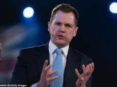 Nigel Farage está se preparando para revelar o primeiro ‘gabinete paralelo’ de reformas, com o ex-ministro conservador Robert Jenrick cotado para ser seu ‘chanceler paralelo’