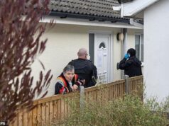 Momentos em que os remocionistas retiram a propriedade de um aposentado depois de perder uma briga de cinco anos com o vizinho por mais de 30 centímetros de terra