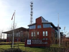 Policial banido da polícia visto batendo deliberadamente em ciclista e jogando lixo