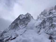 O momento em que uma avalanche desce uma montanha na Itália, enquanto dezenas de esquiadores assistem – antes de tentarem escapar desesperadamente