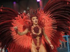 O maior time do mundo está de volta! O Carnaval do Rio retorna com mais um espetáculo de samba com fantasias extravagantes e dança até o amanhecer
