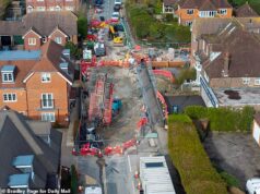 Sumidouro de Surrey comemora primeiro aniversário: famílias evacuadas, lojas fechadas e vilarejos destruídos, mas ainda não há sinal de assentamento de um sumidouro de 60 pés