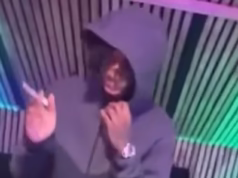 Fugitivo fumante de cigarro ostenta ‘Estou livre’ em vídeo de rap após segunda tentativa uma semana antes do voo de deportação