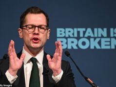 A reforma manterá o triplo bloqueio da previdência? Robert Jenrick sugeriu que o partido sempre cuidará dos idosos – mas Farage diz que seu futuro está “em debate”