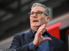 Keir Starmer culpou os conselhos por quererem adiar as eleições enquanto defende uma reviravolta na votação em maio.