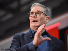 Trabalho em desordem por causa da promessa de salário mínimo enquanto Starmer tenta fazer uma reviravolta