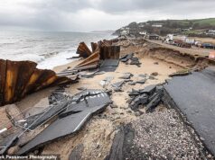 Os aldeões ficam presos enquanto ventos de 60 mph e ondas de 12 pés destroem a estrada costeira que os conecta ao mundo exterior – e ninguém sabe quem pagará a conta de £ 18 milhões para consertar isso.