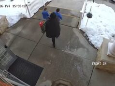 MOMENTO DE PARAR O CORAÇÃO Uma mãe e seus dois filhos pequenos são atropelados por um SUV em alta velocidade ao entrarem na pré-escola