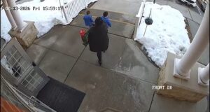 MOMENTO DE PARAR O CORAÇÃO Uma mãe e seus dois filhos pequenos são atropelados por um SUV em alta velocidade ao entrarem na pré-escola