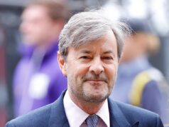 O neto do tio-avô do rei, Lord Mountbatten, recebeu permissão para construir 920 casas na zona rural próxima à propriedade da família em Hampshire, apesar dos protestos dos vizinhos.