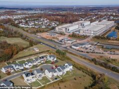 Novas casas em construção são transferidas para grandes centros de tecnologia que têm de pagar por elas, prejudicando os moradores