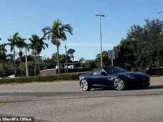 O vídeo aterrorizante mostra o carro esportivo preso embaixo do ônibus… e de alguma forma ninguém ficou ferido