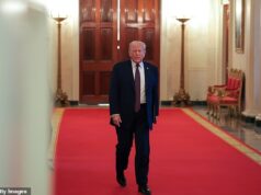 Os EUA mobilizam a maior parte do poder de fogo aéreo desde a invasão do Iraque enquanto Trump se prepara para atacar o Irão “dentro de dias”… e o presidente “escolhe entre duas opções de ataque devastadoras”