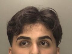 A polícia começou a procurar o homem de 21 anos depois que a mulher de 20 anos foi encontrada com múltiplas facadas