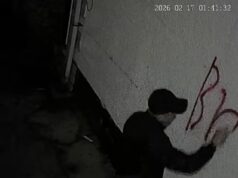 Num momento assustador, vândalos picham casas de “bordéis” e pintam-nas com óleo – enquanto os vizinhos temem ataques de gangues da Tríade Chinesa