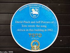 Uma lanchonete entrou em conflito com a sociedade histórica da cidade depois que o Toto’s ergueu uma placa azul paródia dizendo ‘África’ escrita em suas instalações.