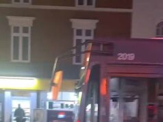 Momentos depois, jovens violentos atacaram o centro da cidade, atirando ovos em motoristas de ônibus e compradores.