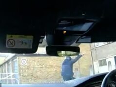 Momento dramático Met Police Interceptor Squad derruba ladrões de telefone de suas motocicletas antes que eles fujam