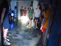 Momento em que a polícia descobre 56 jovens sem camisa e com os olhos vendados em um porão escuro com comida derramada